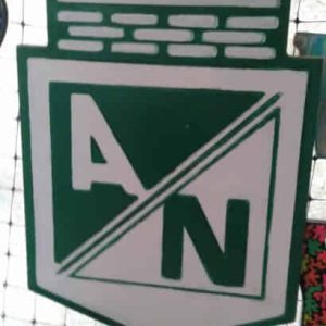 Escudos de los diferentes equipos, tallados o gravados