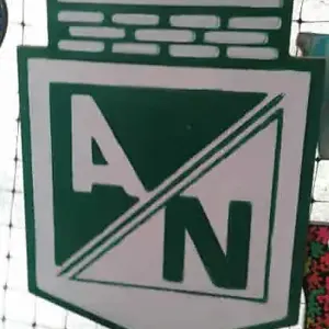 Escudos de los diferentes equipos, tallados o gravados