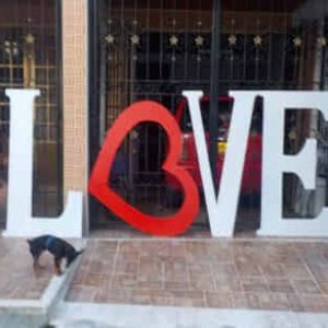 Letras y figuras en mdf en gran formato.