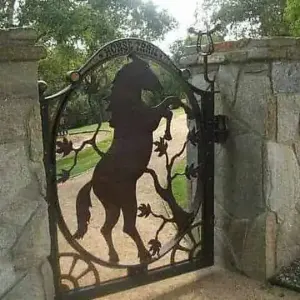 caballo en puerta corte artÃstico de metal