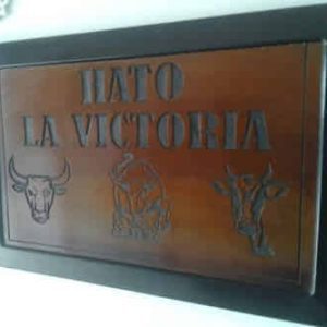 Aviso gravado en madera