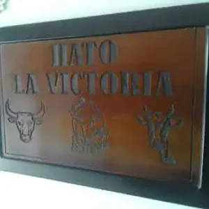 Aviso gravado en madera