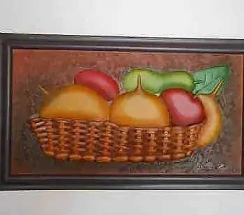 cesta con frutas. Bodegón tallado en madera