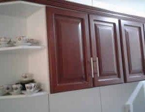 Mueble flotante para cocina integral en madera.