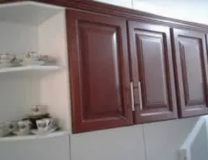 Mueble flotante para cocina integral en madera.