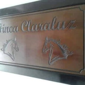 Letreros y avisos, gravados en madera