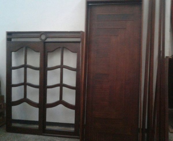 Ventana y puerta en madera