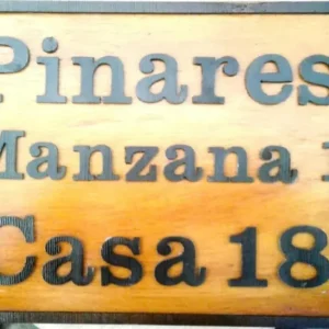 Nomenclaturas y placas para seÃ±alizar direcciÃ³n.