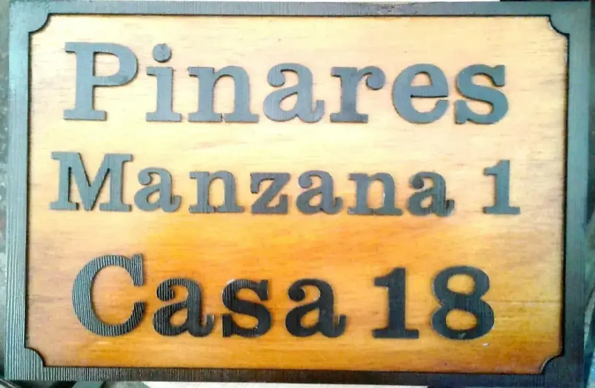 Nomenclaturas y placas para señalizar dirección.
