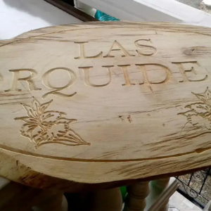 Aviso en madera.