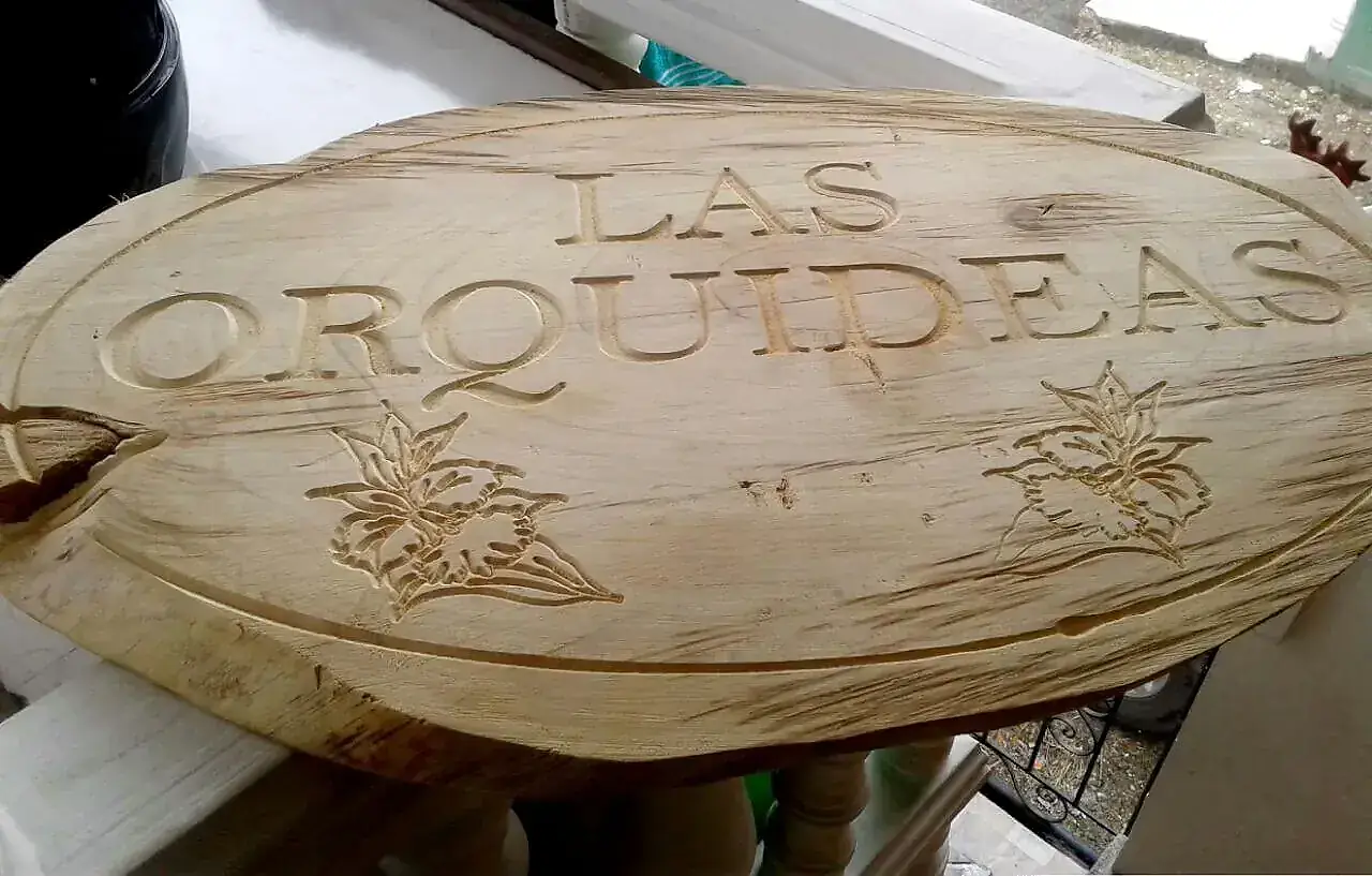 Aviso en madera.