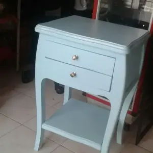 Mesas y repisas en madera.