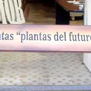 Aviso en bajo relieve