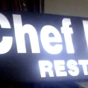 Aviso luminoso ideal para negocios nocturnos.