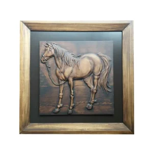 Caballo en relieve, tallado en madera.