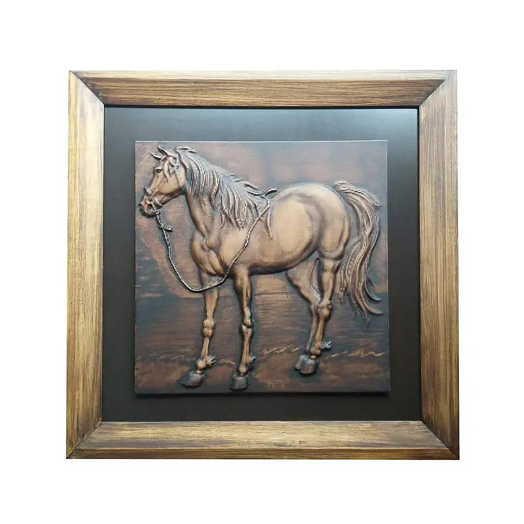 Caballo en relieve, tallado en madera.
