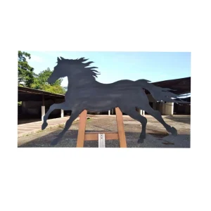 al galope, caballo en metal.