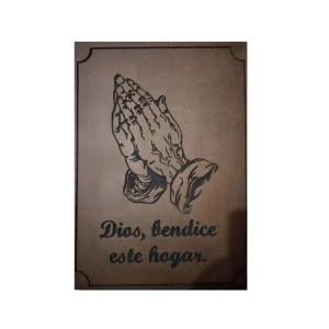 manos en oracion. cuadro gravado en madera.