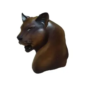 cabeza de puma tallada en madera.