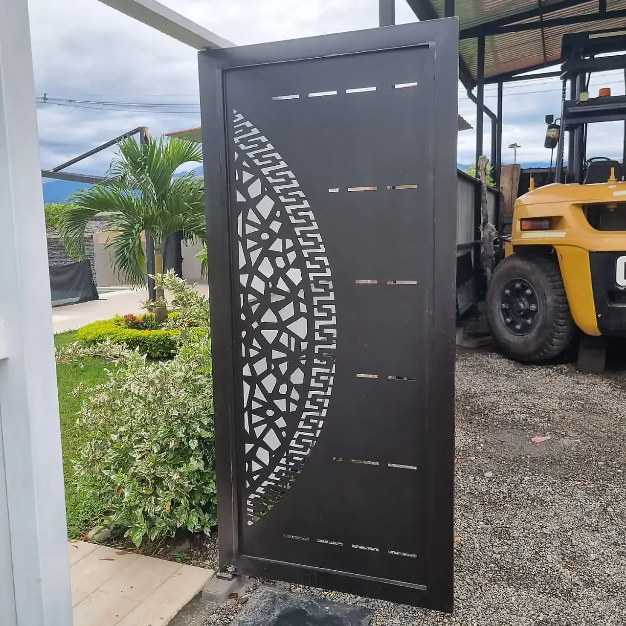 puerta metálica, en corte laser