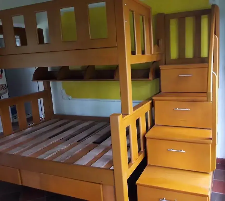 Camarote con cajoneras escaleras.