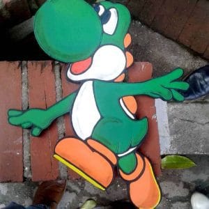 Figura gravada y calada en mdf y pintada con vinilos.