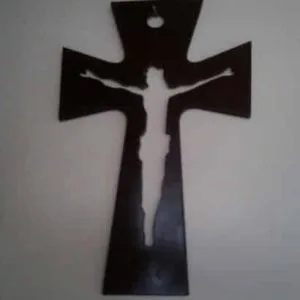 Jesucristo entre cruz. figura calada en mdf