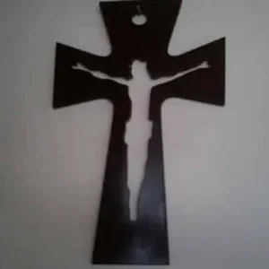 Jesucristo entre cruz. figura calada en mdf