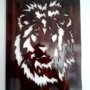 Leon. figura calada en madera