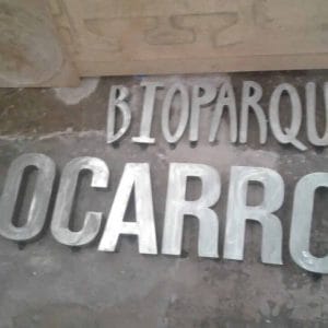 letras en metal en proceso
