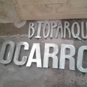 letras en metal en proceso
